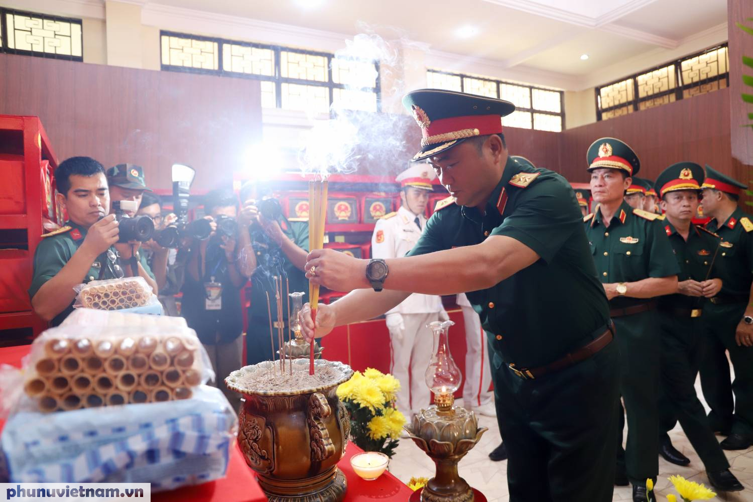 Bộ Tư lệnh Quân khu 7 dâng hương tưởng niệm các anh hùng liệt sĩ tại Công viên Lê Thị Riêng - Ảnh 1.