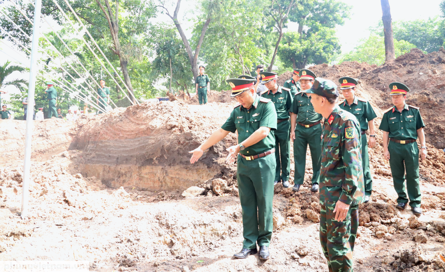 Bộ Tư lệnh Quân khu 7 dâng hương tưởng niệm các anh hùng liệt sĩ tại Công viên Lê Thị Riêng - Ảnh 2.