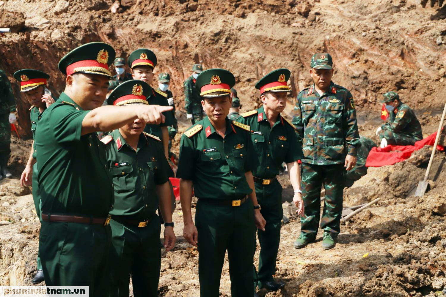 Bộ Tư lệnh Quân khu 7 dâng hương tưởng niệm các anh hùng liệt sĩ tại Công viên Lê Thị Riêng - Ảnh 3.