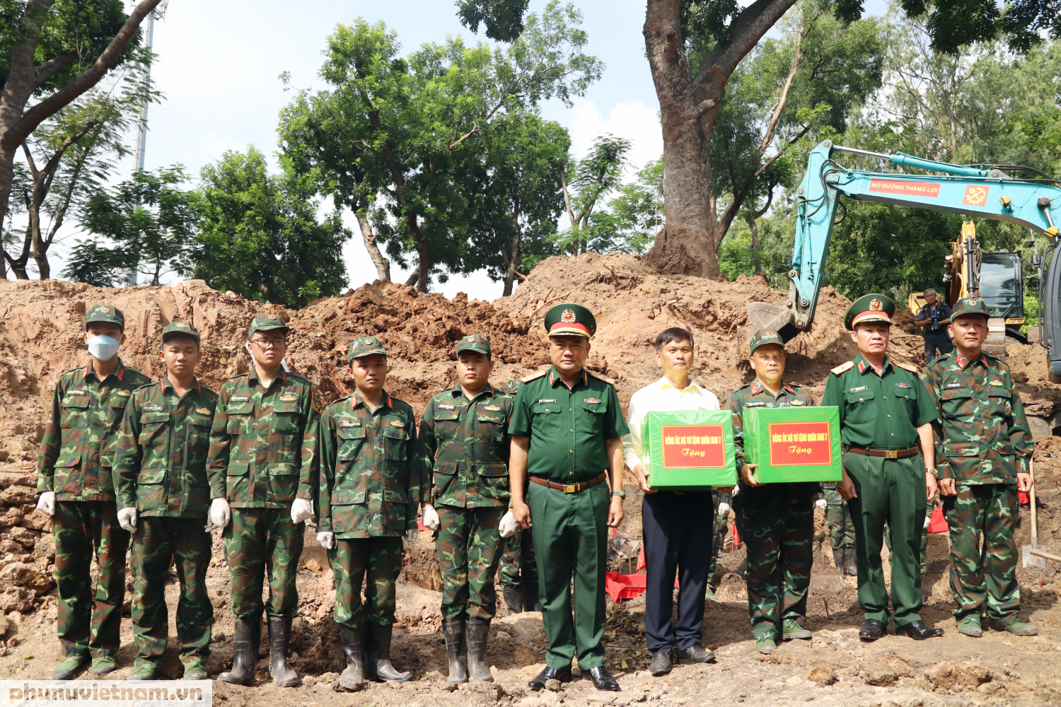 Bộ Tư lệnh Quân khu 7 dâng hương tưởng niệm các anh hùng liệt sĩ tại Công viên Lê Thị Riêng - Ảnh 5.
