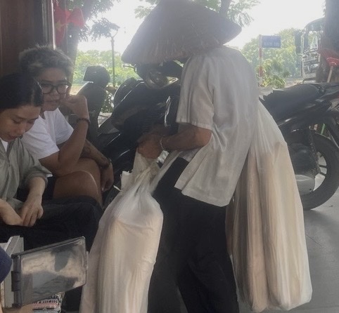 90 tuổi vẫn rong ruổi mưu sinh - Ảnh 2.