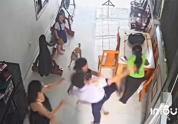 Xôn xao clip nam sinh có hành vi bạo lực với người trong gia đình- Ảnh 1.