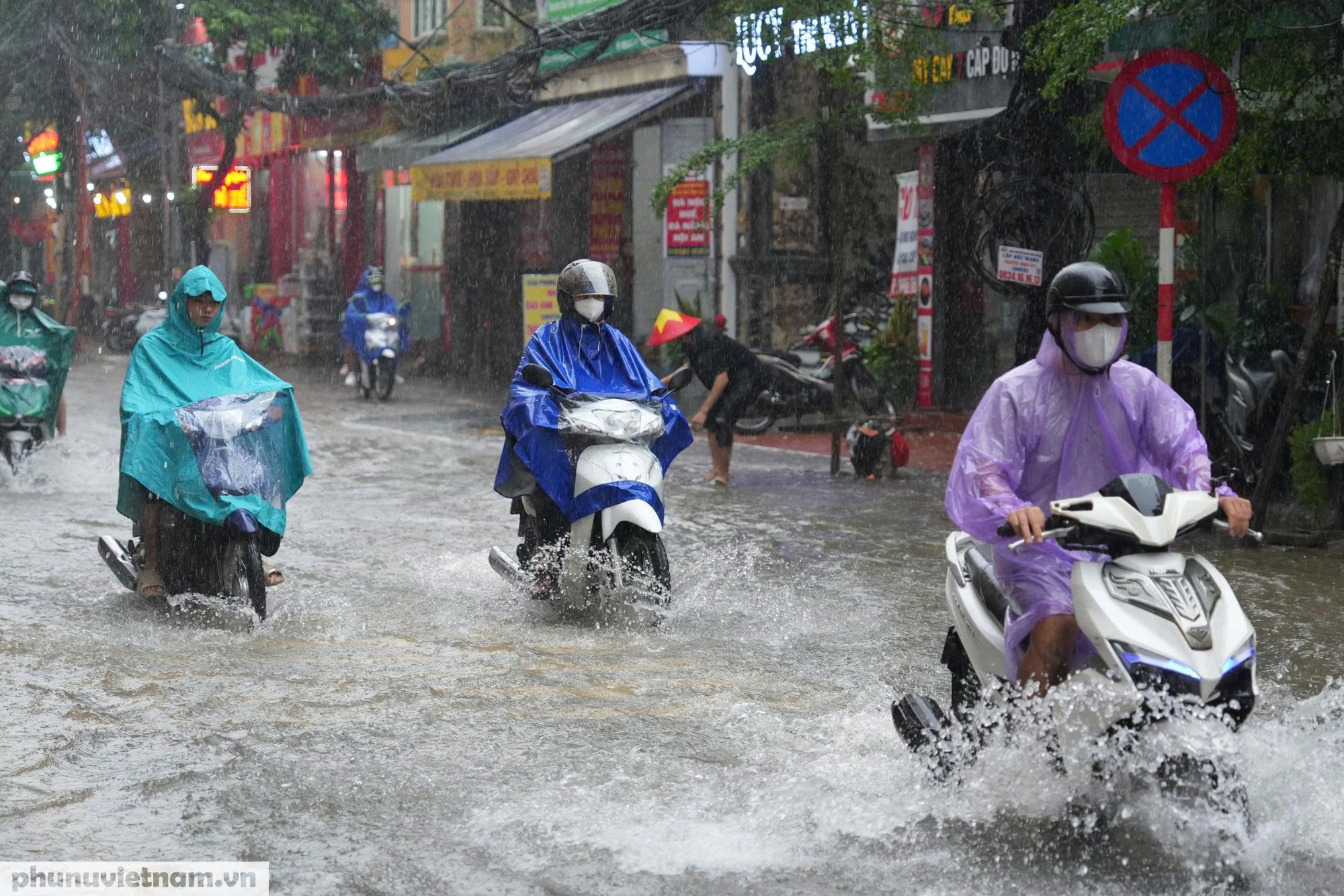Người dân chật vật lội nước sau cơn mưa đêm ở Hà Nội - Ảnh 2.