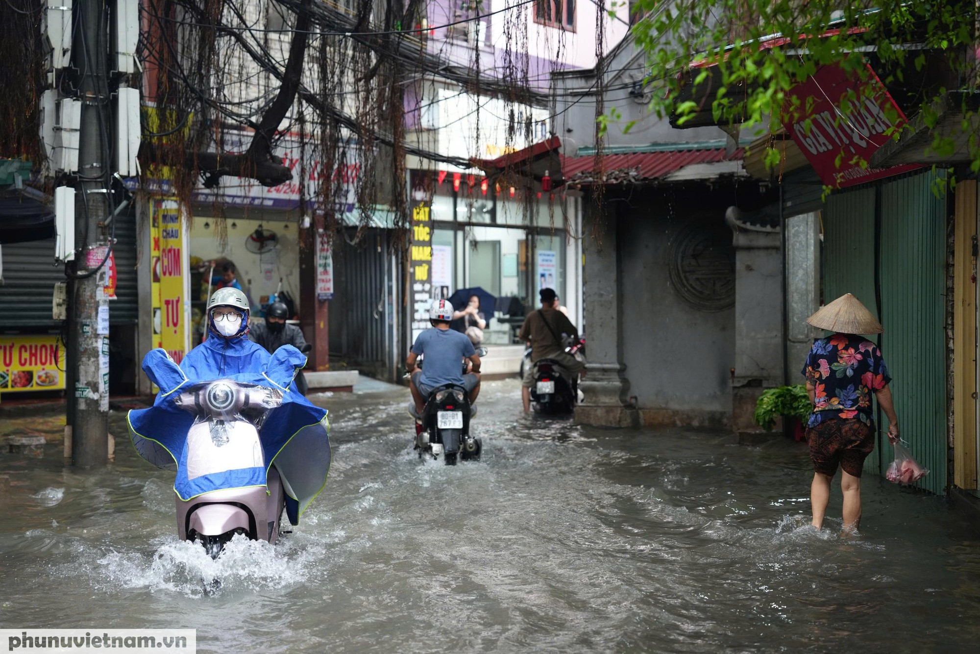 Người dân chật vật lội nước sau cơn mưa đêm ở Hà Nội - Ảnh 4.