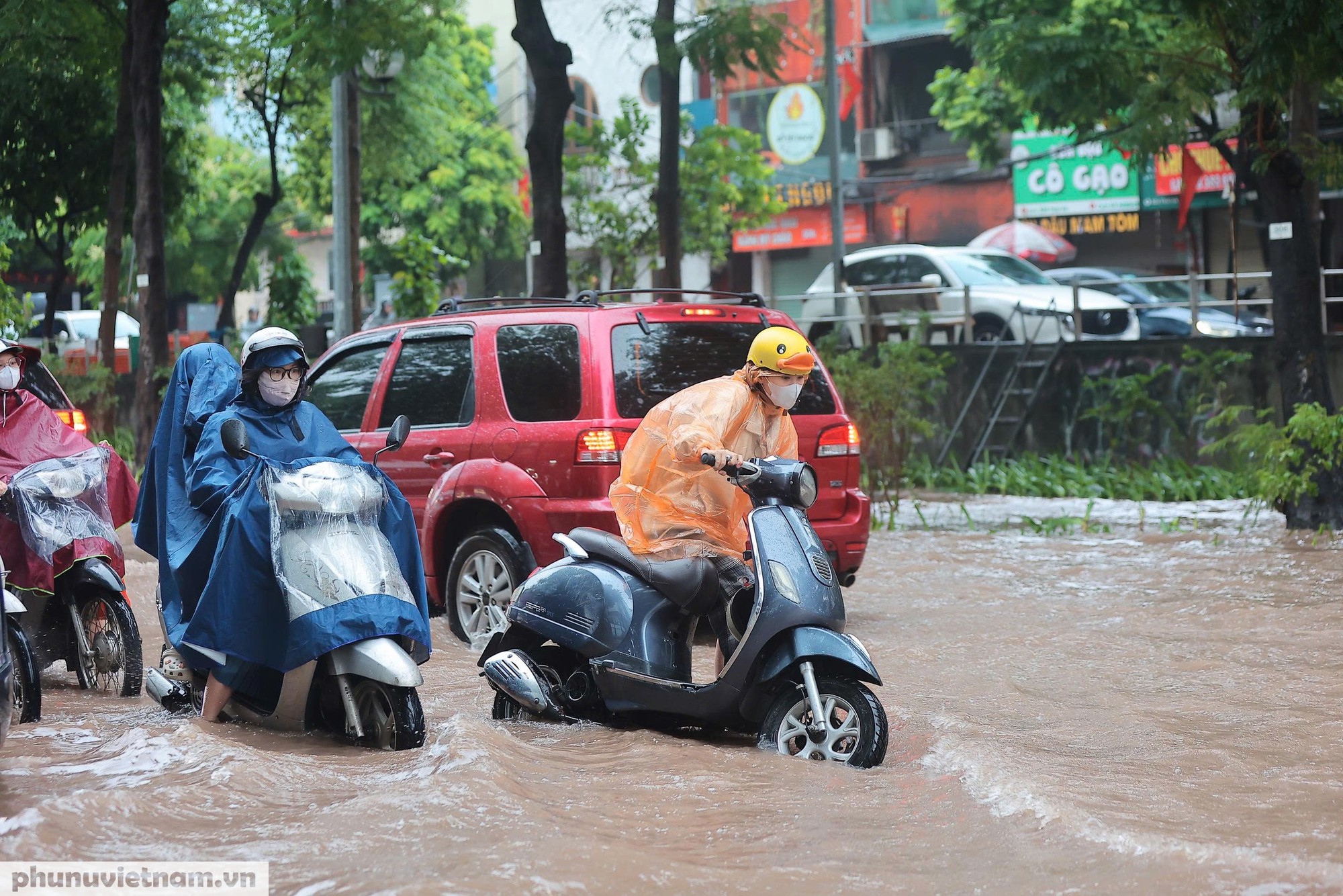 Người dân chật vật lội nước sau cơn mưa đêm ở Hà Nội - Ảnh 5.