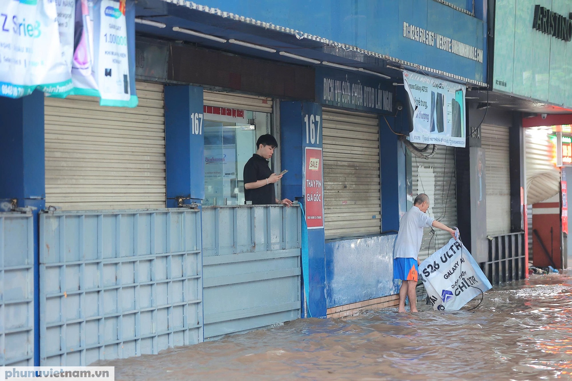 Người dân chật vật lội nước sau cơn mưa đêm ở Hà Nội - Ảnh 6.