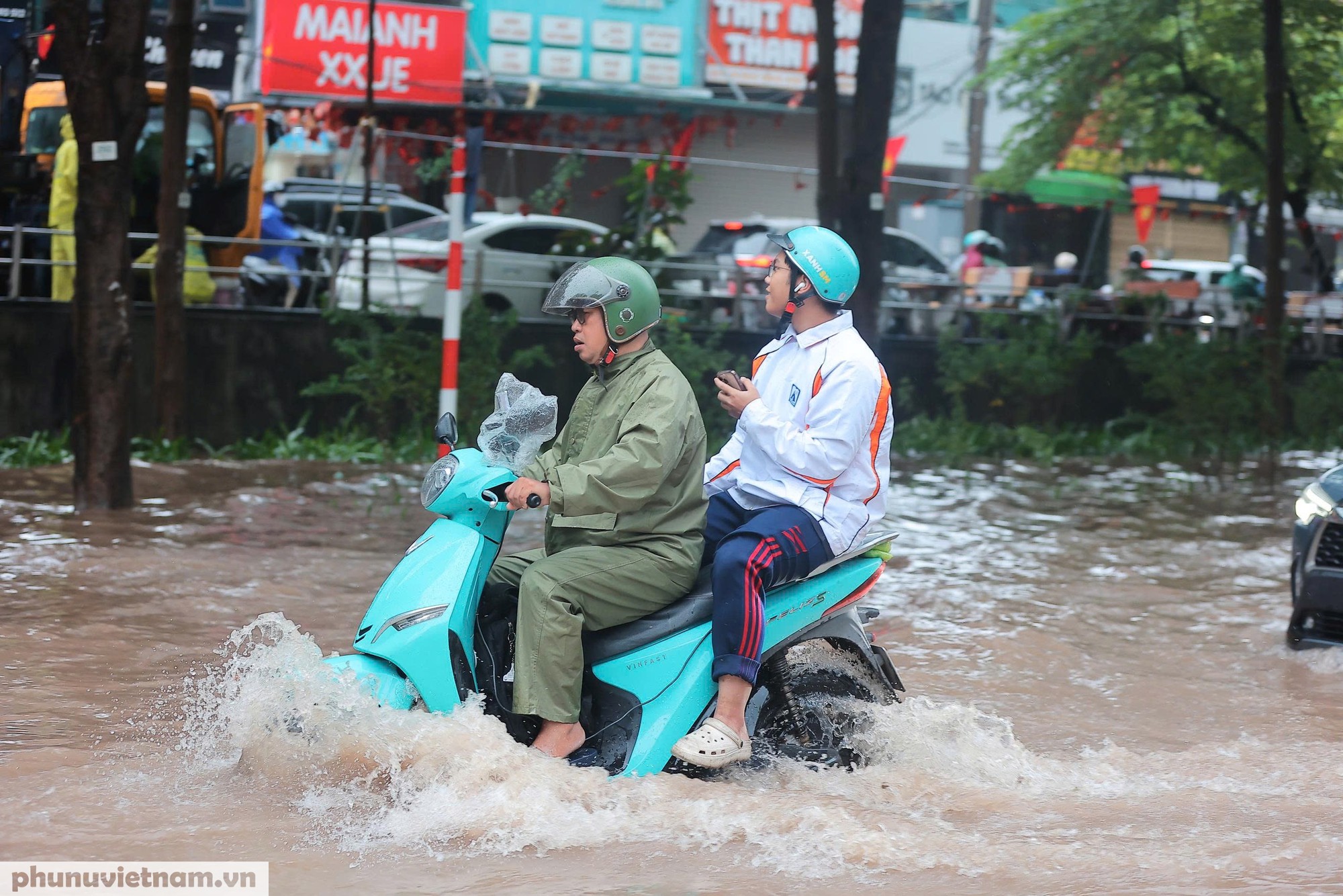 Người dân chật vật lội nước sau cơn mưa đêm ở Hà Nội - Ảnh 8.