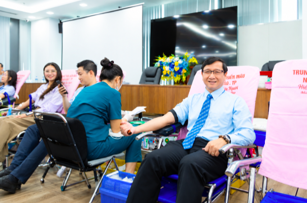 300 nhân viên ngân hàng tham gia chương trình "Tháng hồng Vietbank"- Ảnh 1.