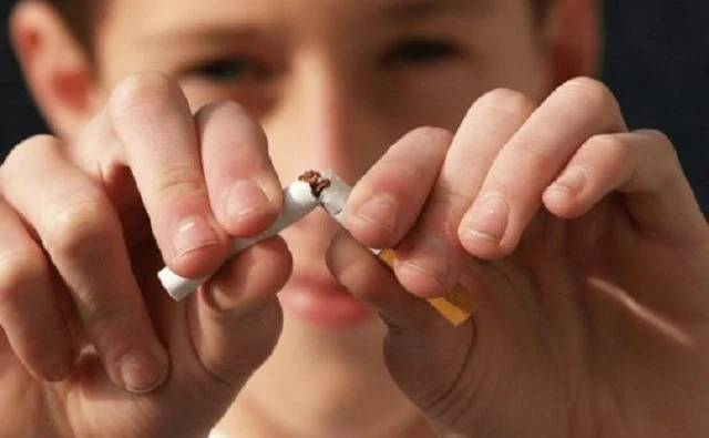Làm gì khi phát hiện con trai lén hút thuốc lá? - Ảnh 2.