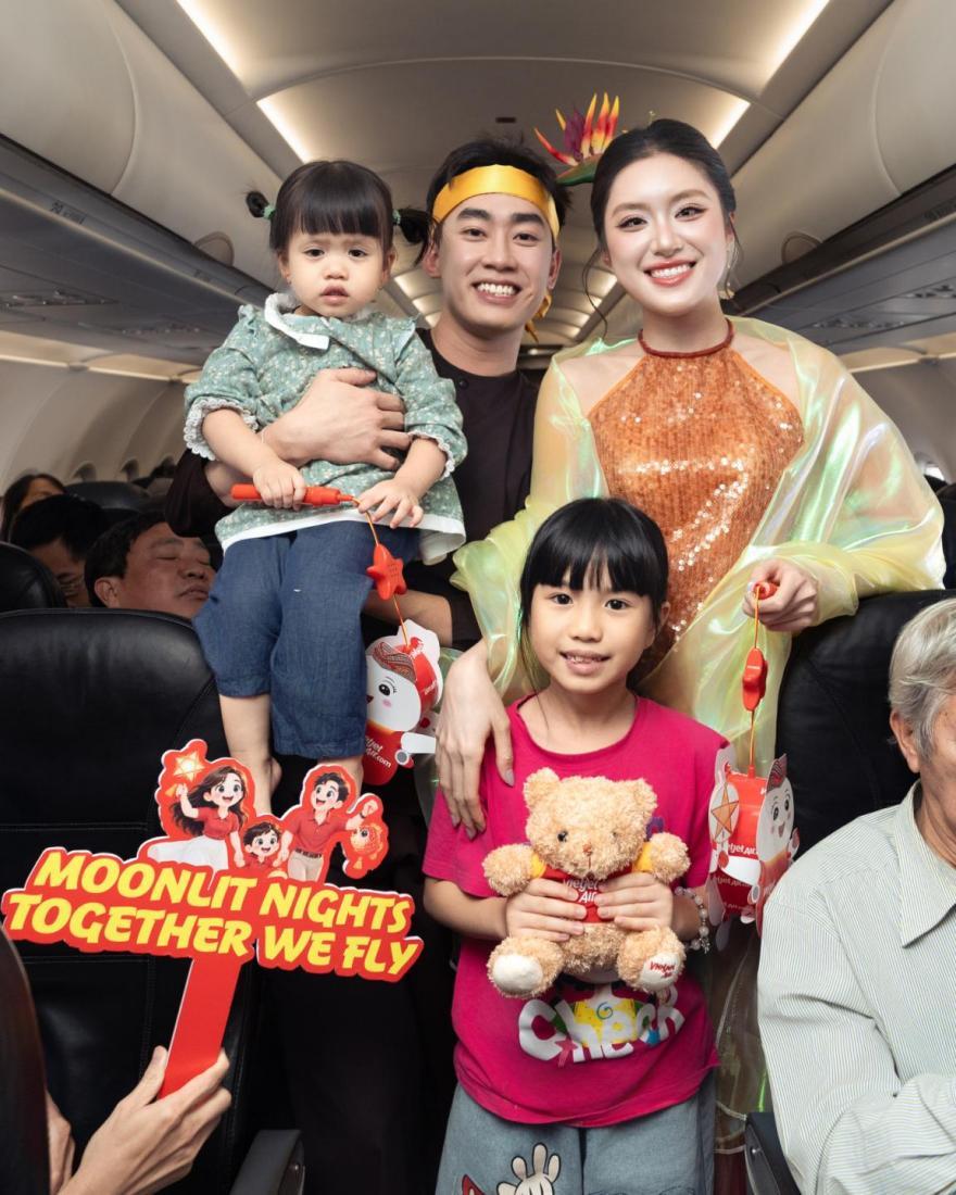 Vietjet đưa hành khách phá cỗ Trung thu ở độ cao 10.000 mét - Ảnh 1.