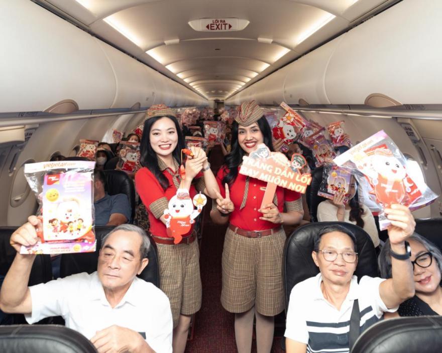 Vietjet đưa hành khách phá cỗ Trung thu ở độ cao 10.000 mét - Ảnh 2.