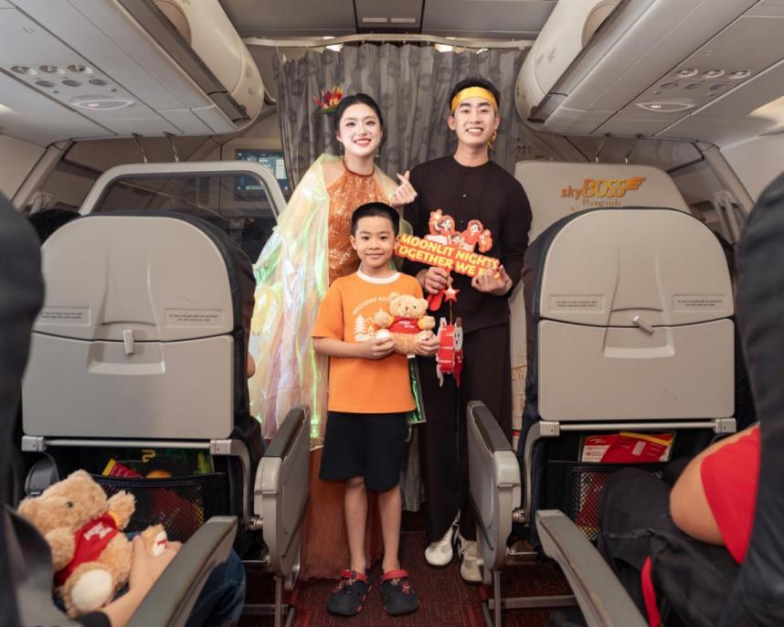 Vietjet đưa hành khách phá cỗ Trung thu ở độ cao 10.000 mét - Ảnh 3.