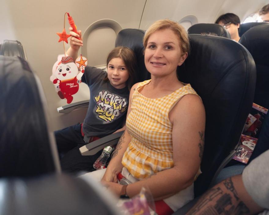Vietjet đưa hành khách phá cỗ Trung thu ở độ cao 10.000 mét - Ảnh 4.