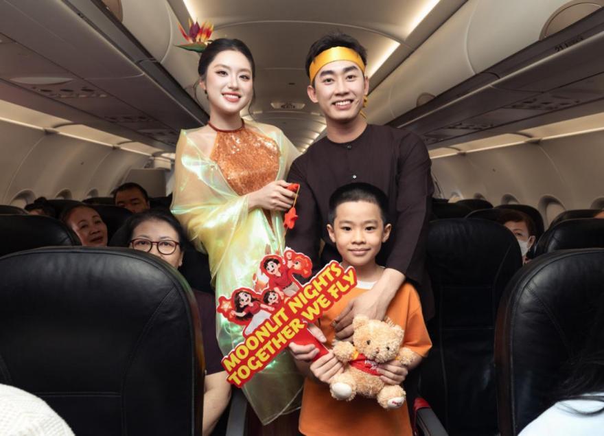 Vietjet đưa hành khách phá cỗ Trung thu ở độ cao 10.000 mét - Ảnh 6.