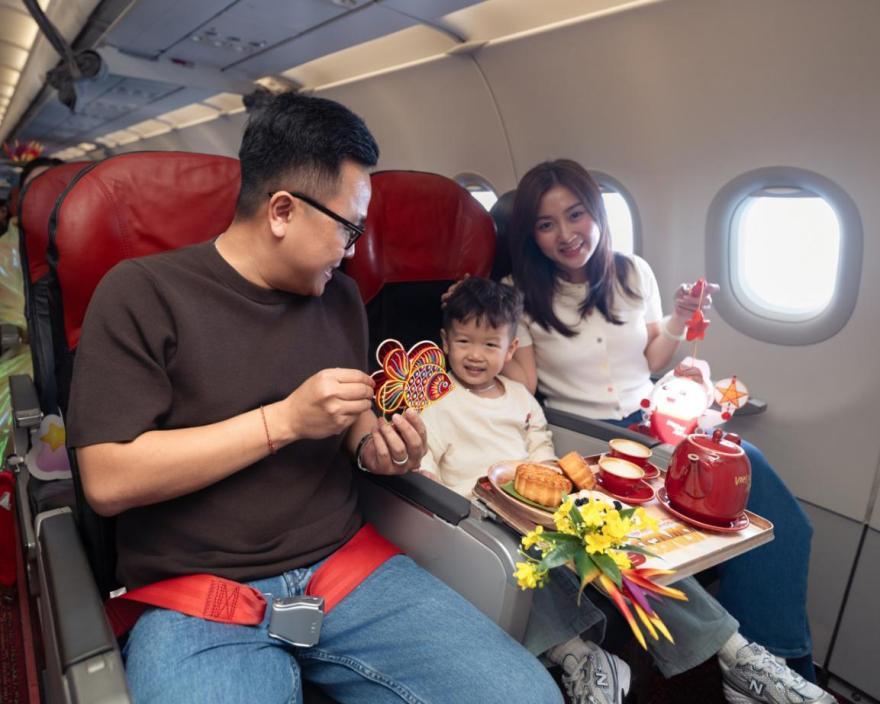 Vietjet đưa hành khách phá cỗ Trung thu ở độ cao 10.000 mét - Ảnh 9.