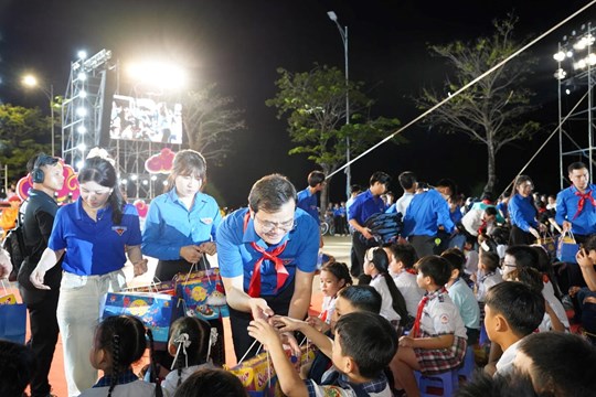 Phó Chủ tịch - Tổng Thư ký Hà Thị Nga tham dự Đêm hội trăng rằm "Lồng đèn thắp sáng ước mơ" tại Cần Thơ- Ảnh 2.