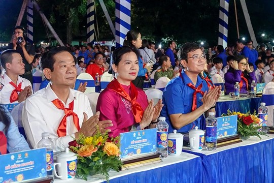 Phó Chủ tịch - Tổng Thư ký Hà Thị Nga tham dự Đêm hội trăng rằm "Lồng đèn thắp sáng ước mơ" tại Cần Thơ- Ảnh 1.
