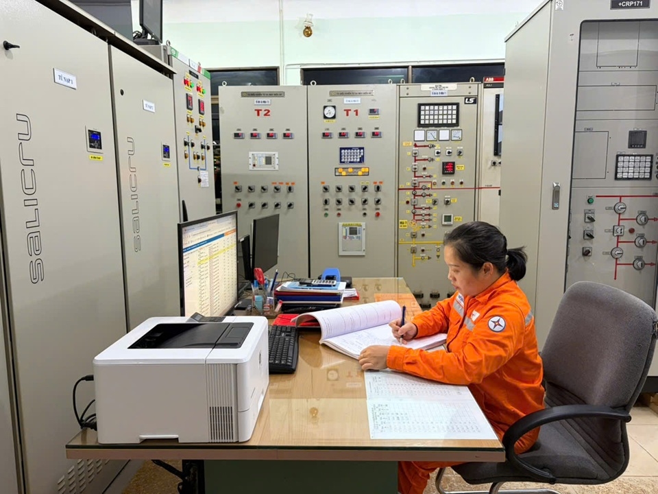 Phụ nữ trèo cột, kéo dây, xử lý sự cố điện giữa nắng nóng: Không có nghề nào dành riêng cho nam giới- Ảnh 10.