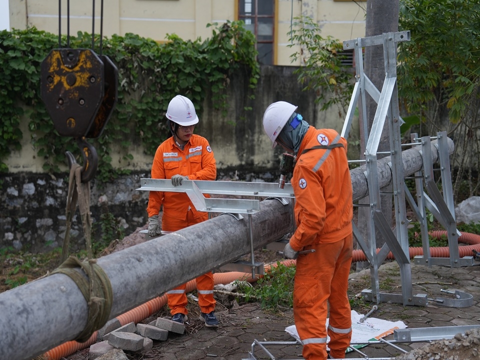 Phụ nữ trèo cột, kéo dây, xử lý sự cố điện giữa nắng nóng: Không có nghề nào dành riêng cho nam giới- Ảnh 11.
