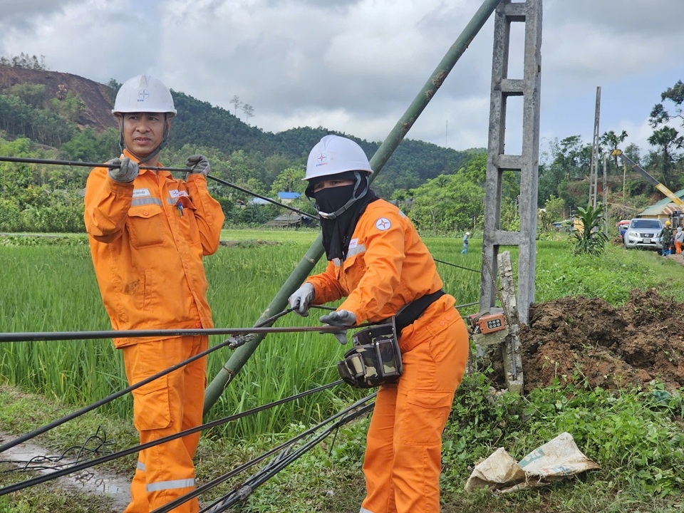 Phụ nữ trèo cột, kéo dây, xử lý sự cố điện giữa nắng nóng: Không có nghề nào dành riêng cho nam giới- Ảnh 12.