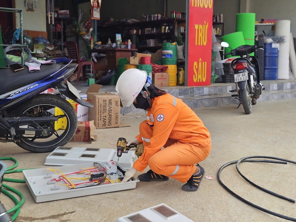 Phụ nữ trèo cột, kéo dây, xử lý sự cố điện giữa nắng nóng: Không có nghề nào dành riêng cho nam giới- Ảnh 13.