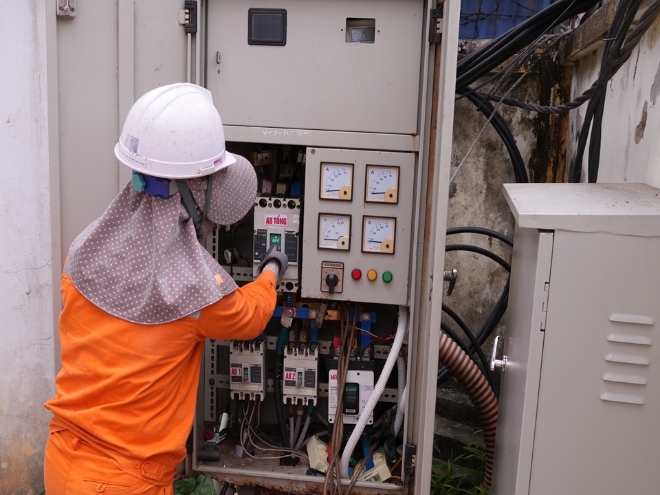 Phụ nữ trèo cột, kéo dây, xử lý sự cố điện giữa nắng nóng: Không có nghề nào dành riêng cho nam giới- Ảnh 14.