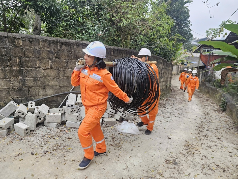 Phụ nữ trèo cột, kéo dây, xử lý sự cố điện giữa nắng nóng: Không có nghề nào dành riêng cho nam giới- Ảnh 2.