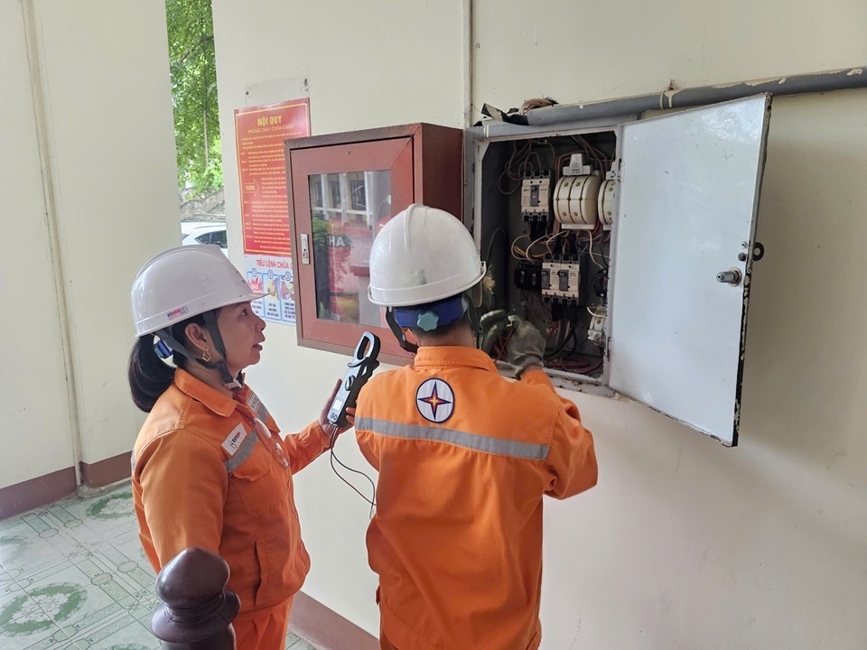 Phụ nữ trèo cột, kéo dây, xử lý sự cố điện giữa nắng nóng: Không có nghề nào dành riêng cho nam giới- Ảnh 3.