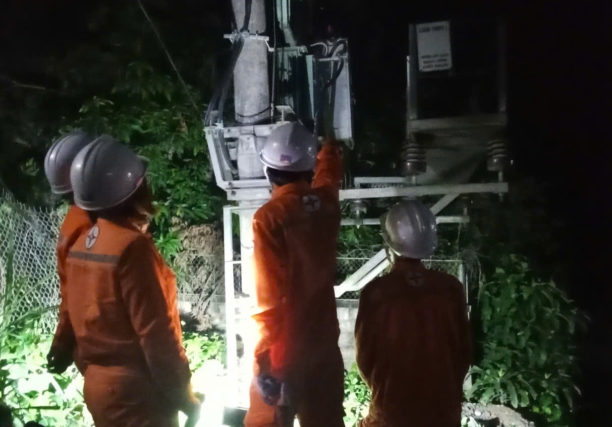 Phụ nữ trèo cột, kéo dây, xử lý sự cố điện giữa nắng nóng: Không có nghề nào dành riêng cho nam giới- Ảnh 6.