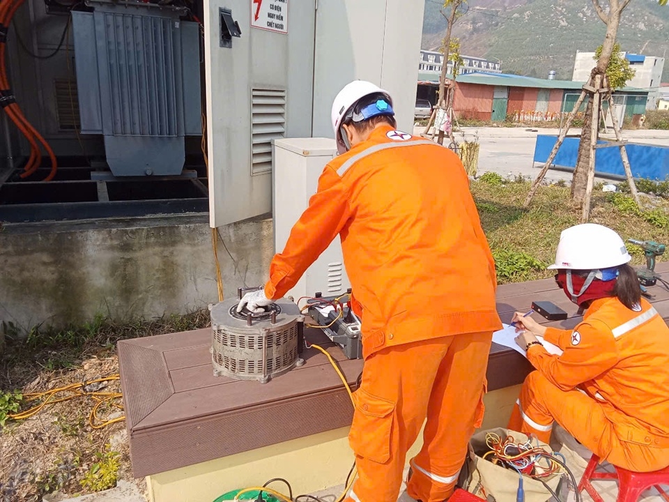 Phụ nữ trèo cột, kéo dây, xử lý sự cố điện giữa nắng nóng: Không có nghề nào dành riêng cho nam giới- Ảnh 8.