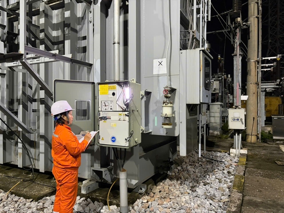 Phụ nữ trèo cột, kéo dây, xử lý sự cố điện giữa nắng nóng: Không có nghề nào dành riêng cho nam giới- Ảnh 9.