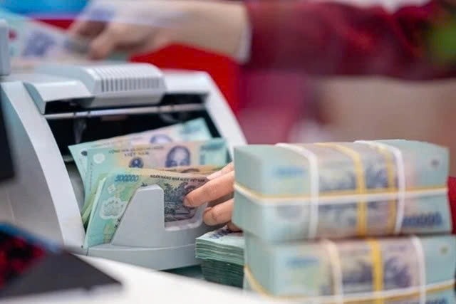 Sổ tiết kiệm chưa đáo hạn, vì sao người gửi tiền đã "đứng ngồi không yên"?- Ảnh 1.