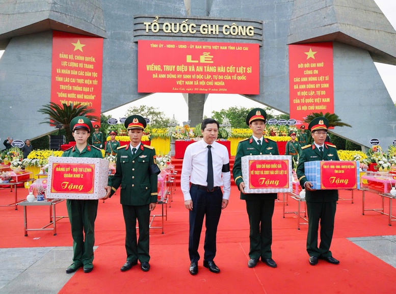 Phó Thủ tướng Phạm Thị Thanh Trà dự Lễ truy điệu, an táng hài cốt liệt sĩ tại Lào Cai- Ảnh 8.