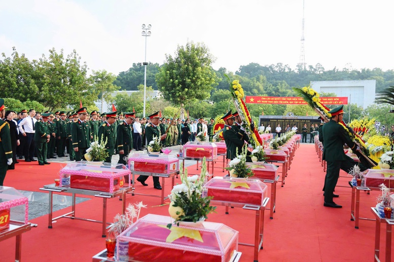 Phó Thủ tướng Phạm Thị Thanh Trà dự Lễ truy điệu, an táng hài cốt liệt sĩ tại Lào Cai- Ảnh 10.