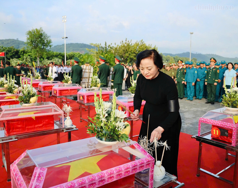 Phó Thủ tướng Phạm Thị Thanh Trà dự Lễ truy điệu, an táng hài cốt liệt sĩ tại Lào Cai- Ảnh 4.