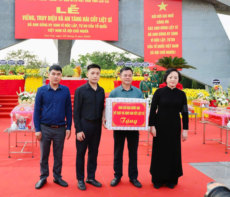 Phó Thủ tướng Phạm Thị Thanh Trà dự Lễ truy điệu, an táng hài cốt liệt sĩ tại Lào Cai- Ảnh 6.