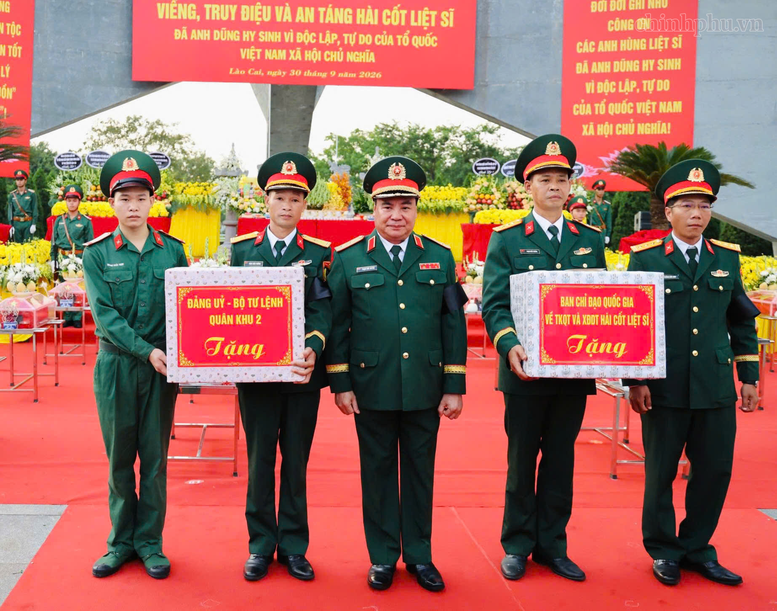 Phó Thủ tướng Phạm Thị Thanh Trà dự Lễ truy điệu, an táng hài cốt liệt sĩ tại Lào Cai- Ảnh 9.
