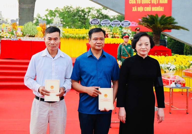 Phó Thủ tướng Phạm Thị Thanh Trà dự Lễ truy điệu, an táng hài cốt liệt sĩ tại Lào Cai- Ảnh 7.