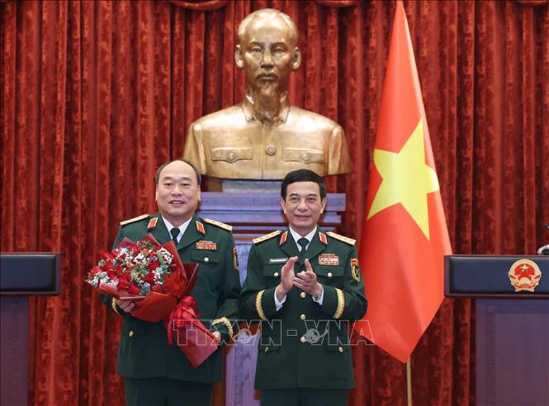 Tổng Bí thư, Chủ tịch nước Tô Lâm trao Quyết định thăng quân hàm Thượng tướng cho đồng chí Lê Quang Đạo- Ảnh 2.