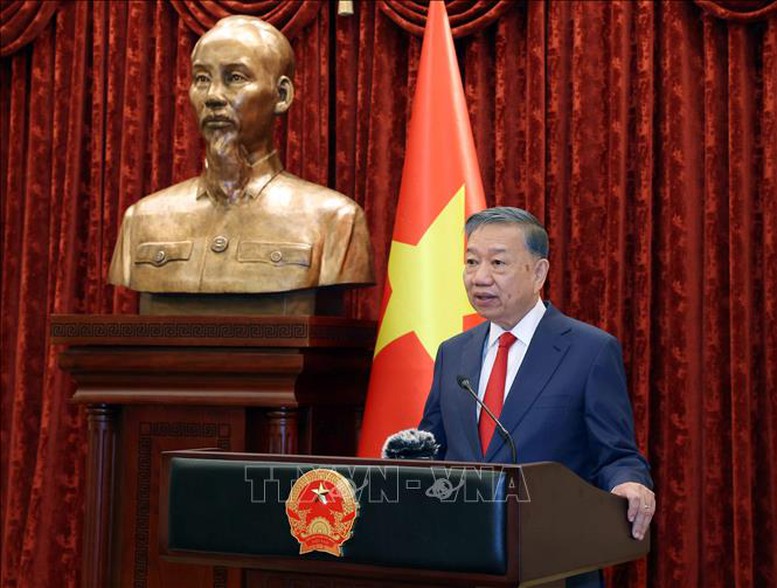 Tổng Bí thư, Chủ tịch nước Tô Lâm trao Quyết định thăng quân hàm Thượng tướng cho đồng chí Lê Quang Đạo- Ảnh 1.