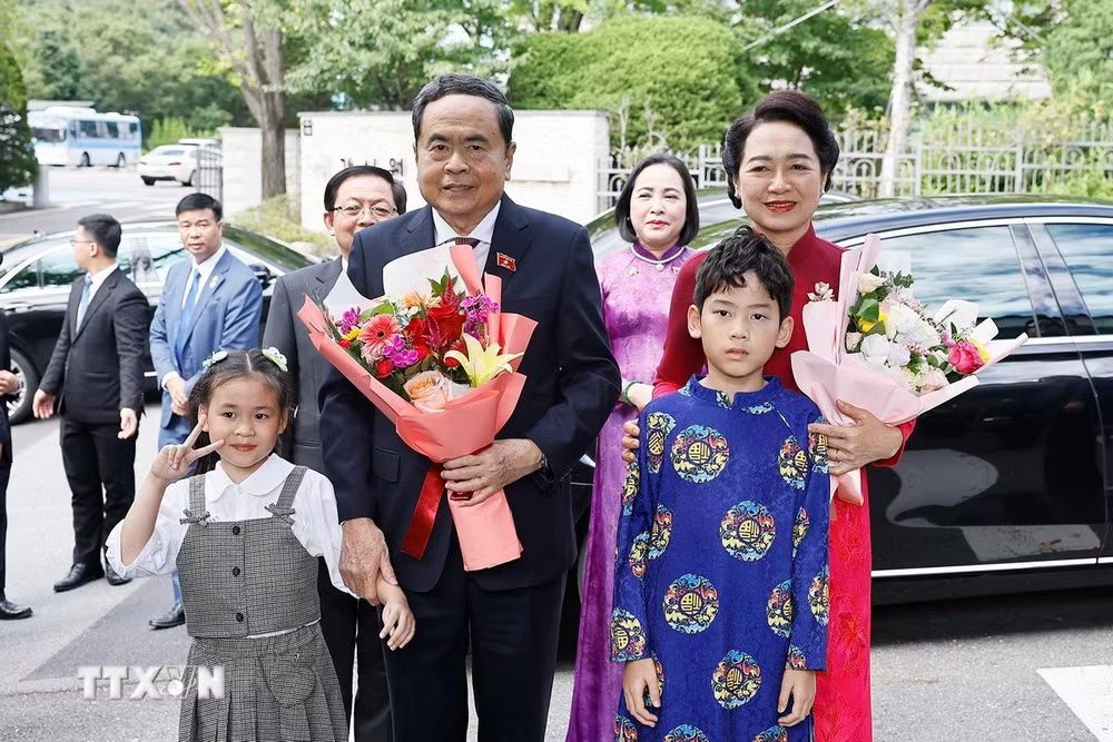 National Assembly Chairman Tran Thanh Man meets Vietnamese community in South Korea - Ảnh 1.