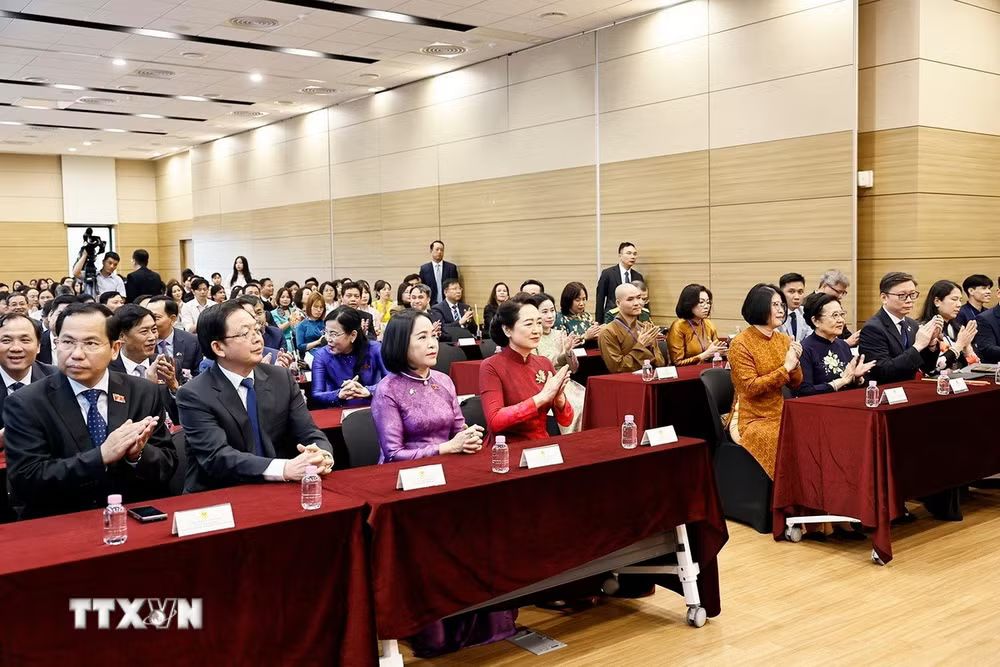 National Assembly Chairman Tran Thanh Man meets Vietnamese community in South Korea - Ảnh 3.