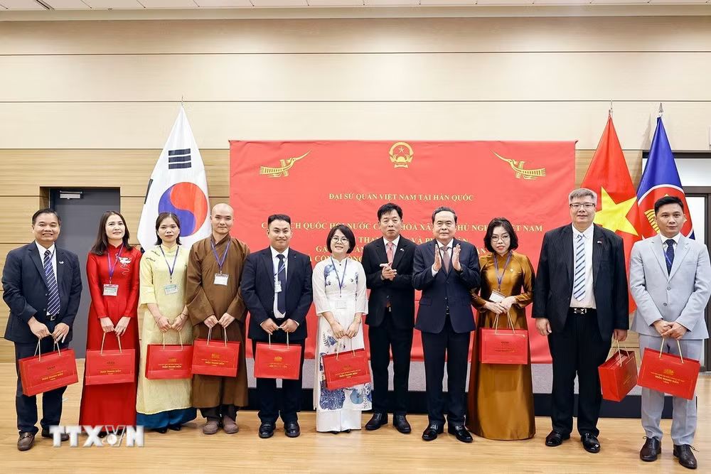 National Assembly Chairman Tran Thanh Man meets Vietnamese community in South Korea - Ảnh 4.