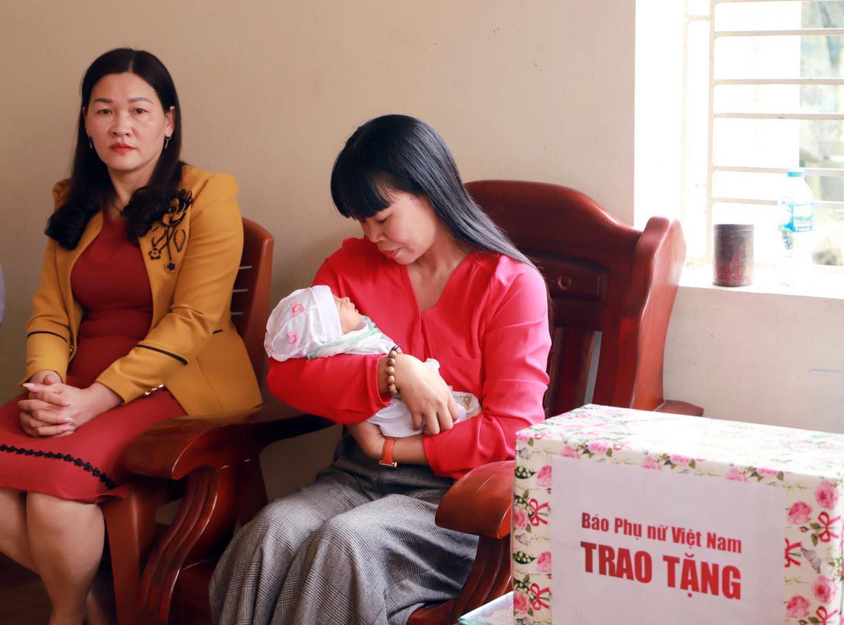 Báo PNVN trao quà Mottainai cho con của thai phụ tử vong do TNGT ở Hải Phòng - Ảnh 2.
