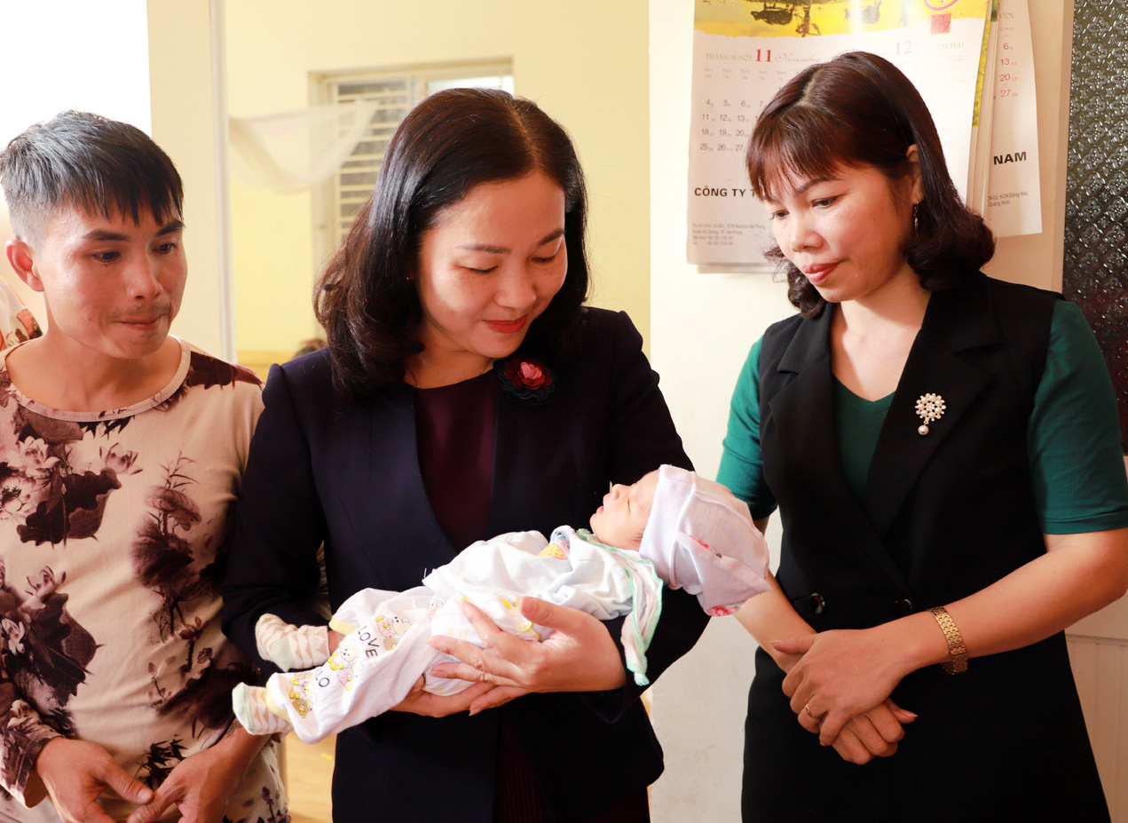 Báo PNVN trao quà Mottainai cho con của thai phụ tử vong do TNGT ở Hải Phòng - Ảnh 3.