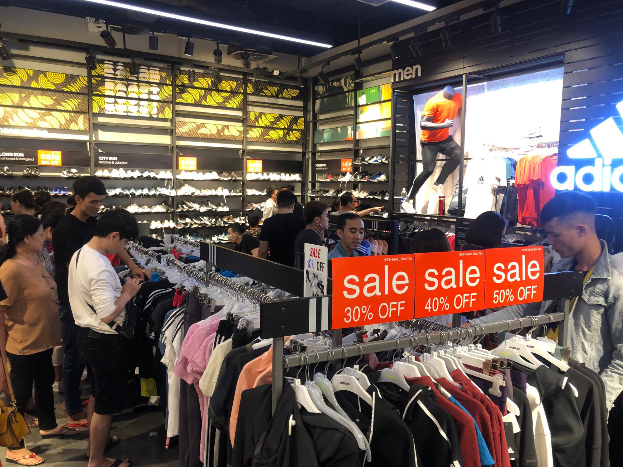 Black Friday: Người Sài Gòn ưu tiên mua sắm sản phẩm thương hiệu nước ngoài - Ảnh 1.