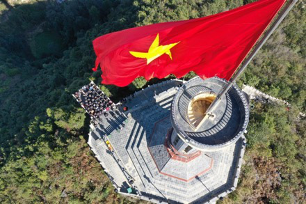 Tự hào lá cờ Việt Nam trên hành trình chinh phục miền biên ải - Ảnh 4.