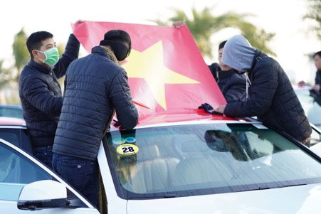 Tự hào lá cờ Việt Nam trên hành trình chinh phục miền biên ải - Ảnh 5.