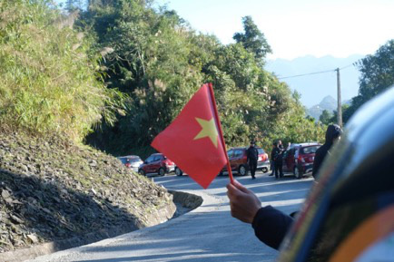 Tự hào lá cờ Việt Nam trên hành trình chinh phục miền biên ải - Ảnh 7.