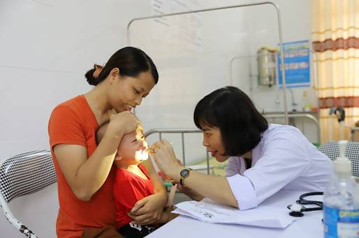 Bác sĩ BV Nhi TƯ khám sức khỏe cho trẻ em tại Ninh Bình